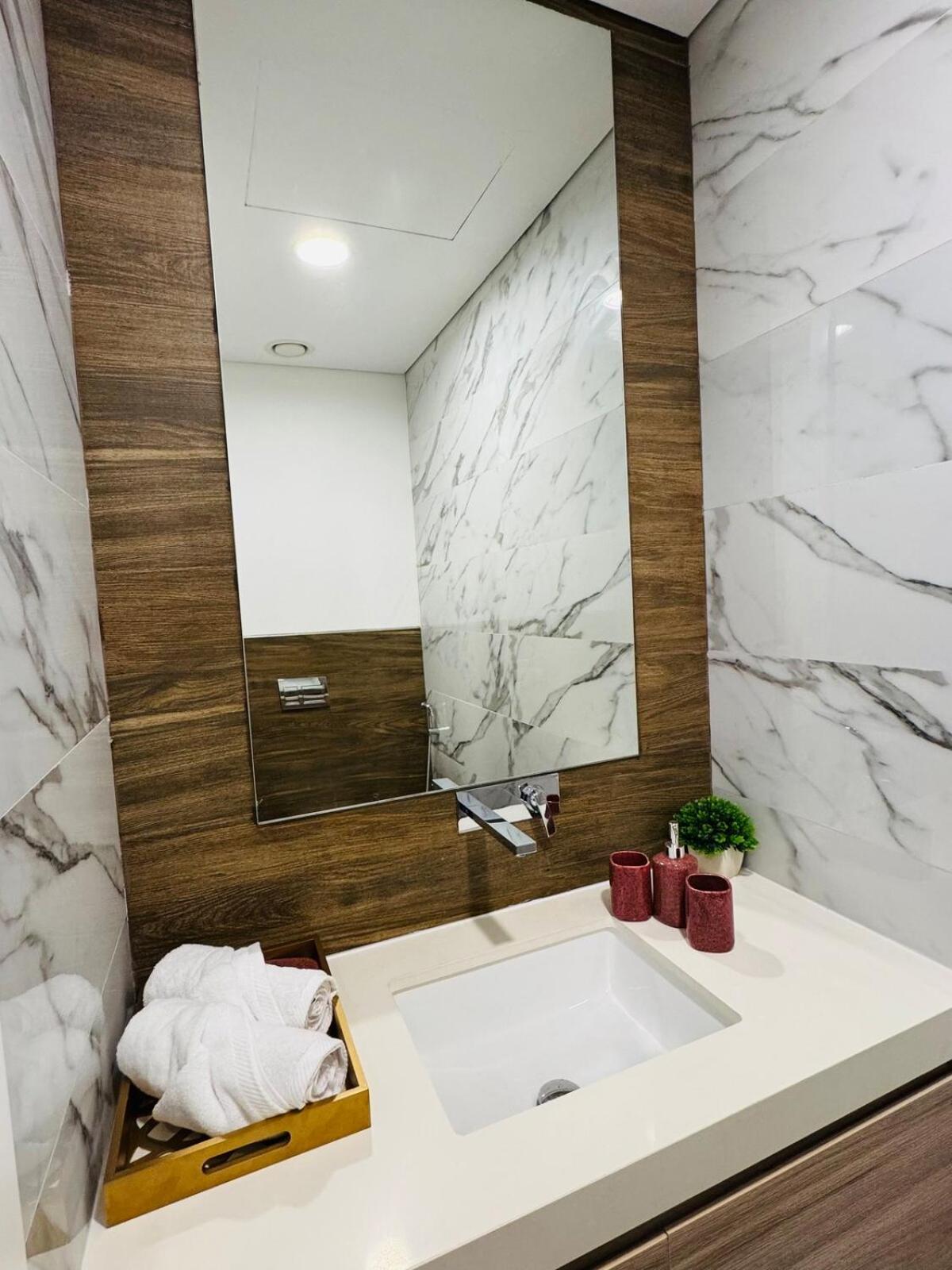 Sleek 1bhk, Cozy Retreat Near Burj Khalifa & Canal شقة