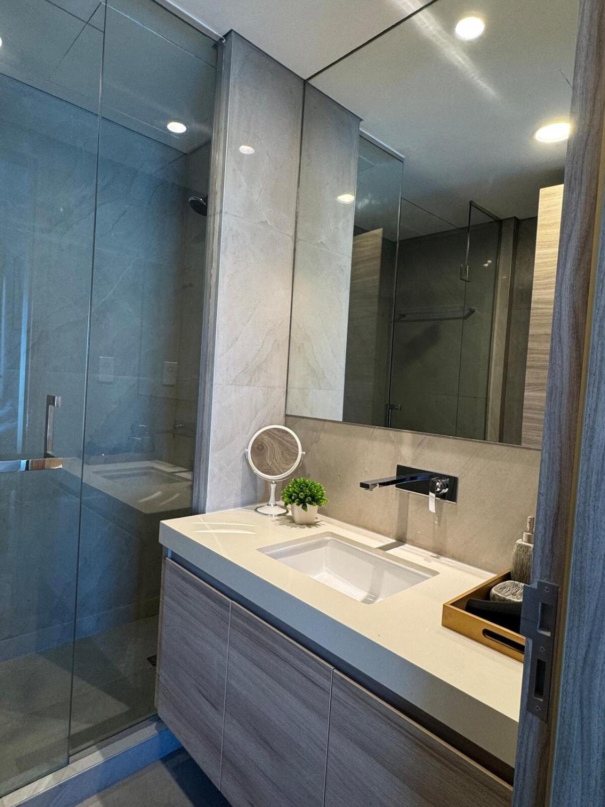 Sleek 1bhk, Cozy Retreat Near Burj Khalifa & Canal * دبي