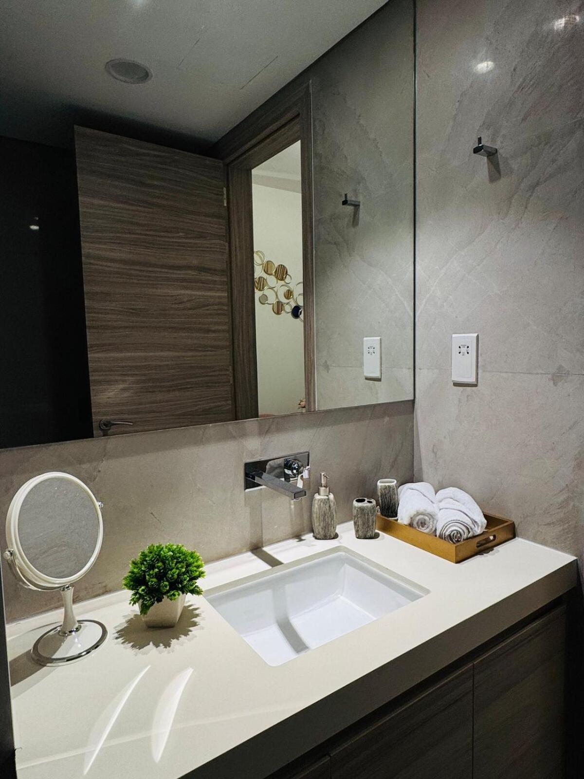 Sleek 1bhk, Cozy Retreat Near Burj Khalifa & Canal